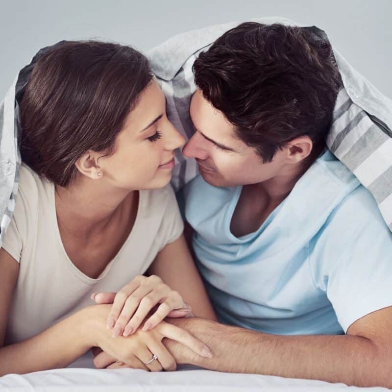 Pärchen hält sich fest und will sich nicht verlieren