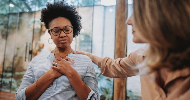 Frau setzt gesunde emotionale Grenze mit Handbewegung