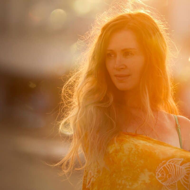 Eine Frau ist in entspannter Haltung, weil sie sich emotional abgegrenzt hat