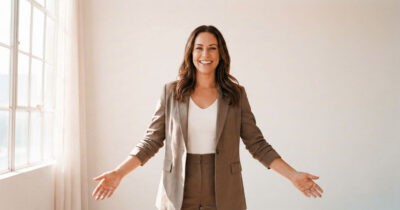 Selbstvertrauen stärken - Person in selbstbewusster Haltung