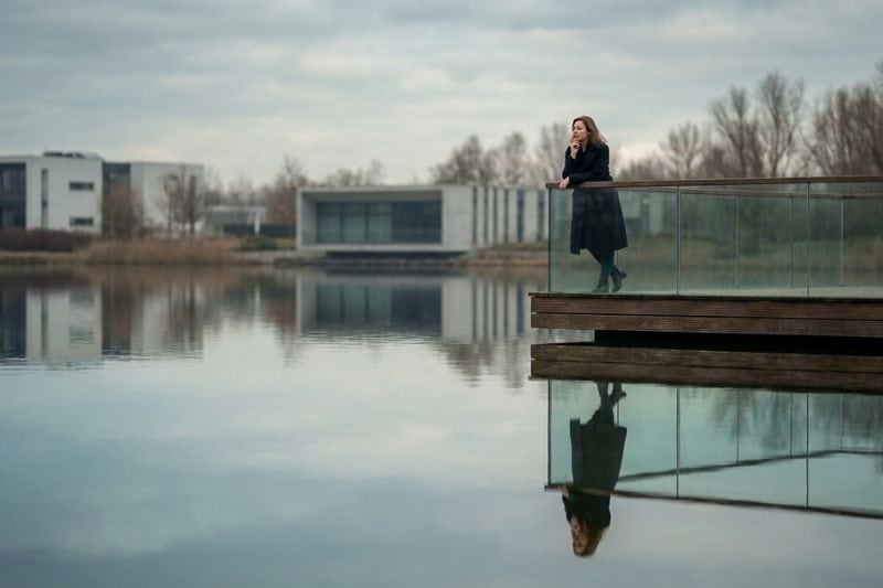 Frau schaut nachdenklich in die Natur – Schattenarbeit und emotionale Trigger erkennen